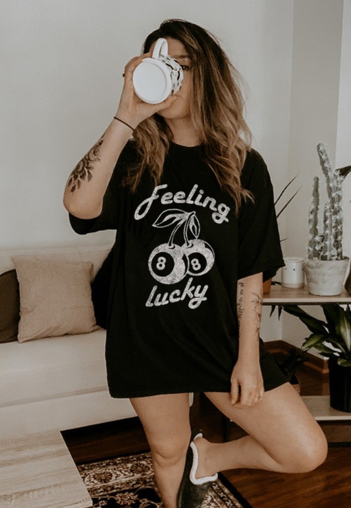 feeling lucky oversized tee-shirt in our black color